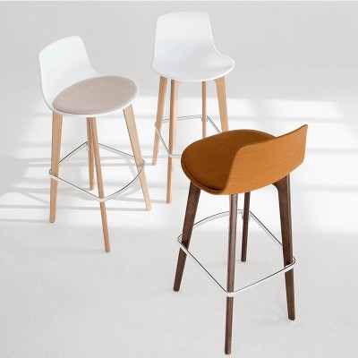 Taburete Lottus wood de Enea en Moises Showroom Taburete Lottus wood de Enea en Moises Showroom