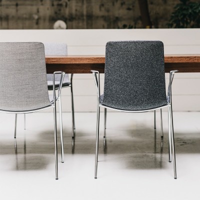Silla Lottus High con brazos tapizada de Enea Silla Lottus High con brazos tapizada de Enea