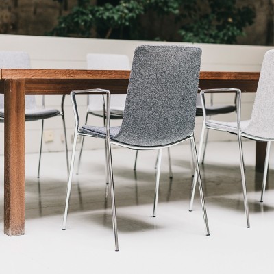Silla Lottus High con brazos tapizada de Enea Silla Lottus High con brazos tapizada de Enea