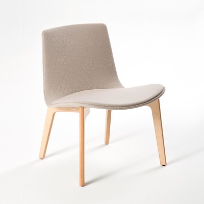 Butaca Lottus Wood Lounge con tapizado integral en Moises Showroom Butaca Lottus Wood Lounge con tapizado integral en Moises Showroom