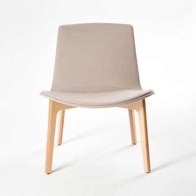 Butaca Lottus Wood Lounge con tapizado integral en Moises Showroom Butaca Lottus Wood Lounge con tapizado integral en Moises Showroom
