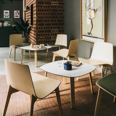 Butaca Lottus Wood Lounge con tapizado integral en Moises Showroom Butaca Lottus Wood Lounge con tapizado integral en Moises Showroom