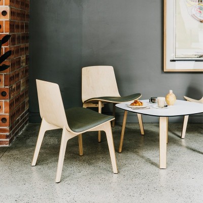 Butaca Lottus Lounge con asiento tapizado en Moises Showroom Butaca Lottus Lounge con asiento tapizado en Moises Showroom