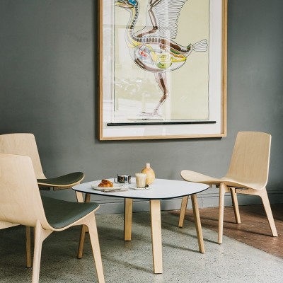 Butaca Lottus Lounge con asiento tapizado en Moises Showroom Butaca Lottus Lounge con asiento tapizado en Moises Showroom