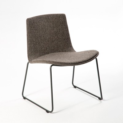 Upholstered Lottus armchair with Eneasled foot Upholstered Lottus armchair with Eneasled foot