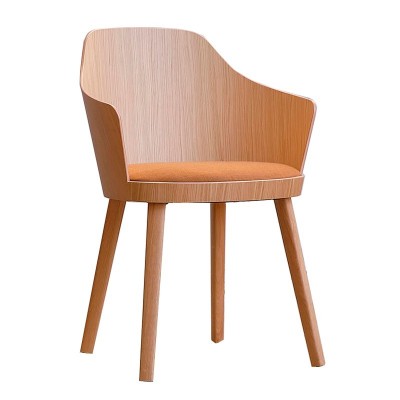 Silla Kaiak con brazos y asiento tapizado de Enea Design en Moises Showroom Silla Kaiak con brazos y asiento tapizado de Enea Design en Moises Showroom