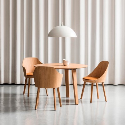 Silla Kaiak con brazos y asiento tapizado de Enea Design en Moises Showroom Silla Kaiak con brazos y asiento tapizado de Enea Design en Moises Showroom