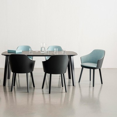Silla Kaiak con brazos y asiento tapizado de Enea Design en Moises Showroom Silla Kaiak con brazos y asiento tapizado de Enea Design en Moises Showroom