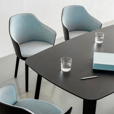 Silla Kaiak con brazos y asiento tapizado de Enea Design en Moises Showroom Silla Kaiak con brazos y asiento tapizado de Enea Design en Moises Showroom