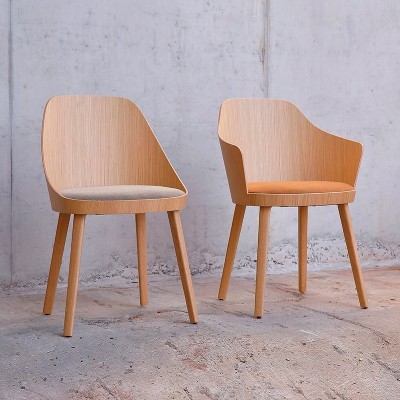 Silla Kaiak con brazos y asiento tapizado de Enea Design en Moises Showroom Silla Kaiak con brazos y asiento tapizado de Enea Design en Moises Showroom