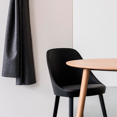 Silla Kaiak de Enea con asiento tapizado en Moises Showroom Silla Kaiak de Enea con asiento tapizado en Moises Showroom