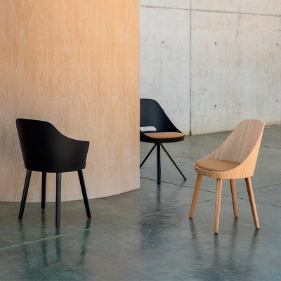 Silla Kaiak de Enea con asiento tapizado en Moises Showroom Silla Kaiak de Enea con asiento tapizado en Moises Showroom