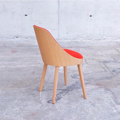 Silla Kaiak de Enea con asiento tapizado en Moises Showroom Silla Kaiak de Enea con asiento tapizado en Moises Showroom
