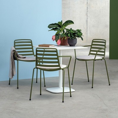 Silla Street con brazos diseñada por el Estudio Manel Molina para Enea Silla Street con brazos diseñada por el Estudio Manel Molina para Enea