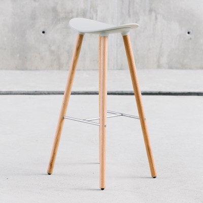 Taburete Coma Wood con asiento de polipropileno de la firma Enea