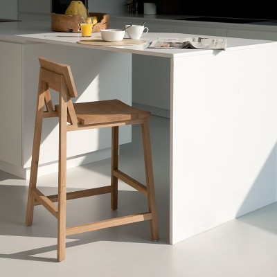 Taburete N3 de Ethnicraft en Moises Showroom Taburete N3 de Ethnicraft en Moises Showroom