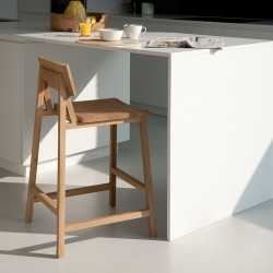 Taburete N3 de Ethnicraft en Moises Showroom Taburete N3 de Ethnicraft en Moises Showroom