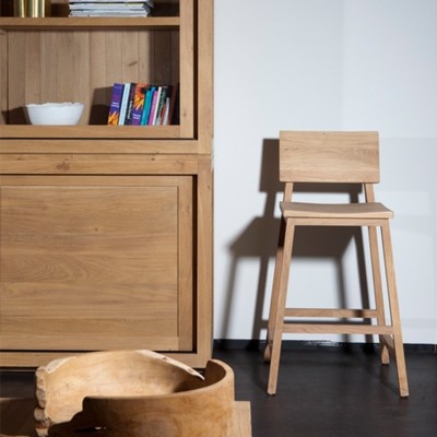 Taburete N3 de Ethnicraft en Moises Showroom Taburete N3 de Ethnicraft en Moises Showroom