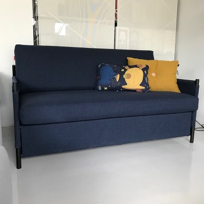 Sofá cama Neat de Innovation color azul en Moises Showroom Sofá cama Neat de Innovation color azul en Moises Showroom