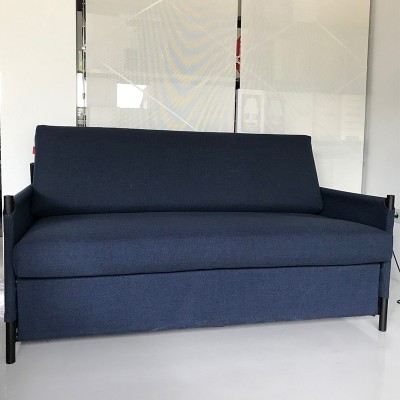 Sofá cama Neat de Innovation color azul en Moises Showroom Sofá cama Neat de Innovation color azul en Moises Showroom