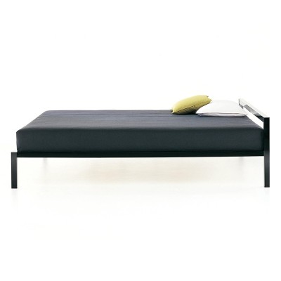 Cama Aluminium Bed lacada de MDF Italia en Moises Showroom Cama Aluminium Bed lacada de MDF Italia en Moises Showroom