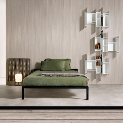 Cama Aluminium Bed lacada de MDF Italia en Moises Showroom Cama Aluminium Bed lacada de MDF Italia en Moises Showroom