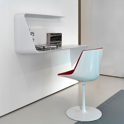 Estante y escritorio colgante Mamba de MDF Italia en Moises Showroom Estante y escritorio colgante Mamba de MDF Italia en Moises Showroom