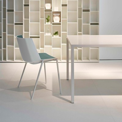 Silla Aïku con base metálica cónica de MDF Italia en Moises Showroom Silla Aïku con base metálica cónica de MDF Italia en Moises Showroom
