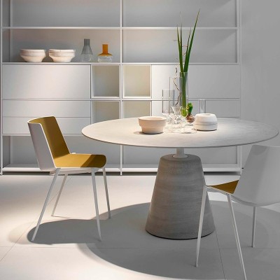 Silla Aïku con base metálica cónica de MDF Italia en Moises Showroom Silla Aïku con base metálica cónica de MDF Italia en Moises Showroom