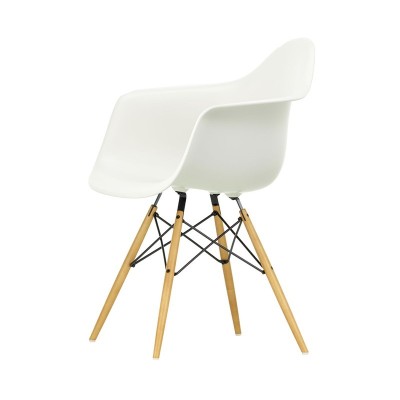 Silla DAW original diseñada por Charles&Ray Eames para Vitra en Moises Showroom Silla DAW original diseñada por Charles&Ray Eames para Vitra en Moises Showroom
