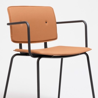 Silla con brazos DON de Ondarreta en versión tapizada.