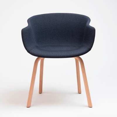 Silla Bai de Ondarreta con patas de madera y tapizado integral Silla Bai de Ondarreta con patas de madera y tapizado integral