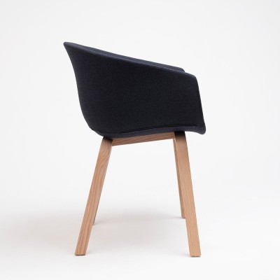 Silla Bai de Ondarreta con patas de madera y tapizado integral Silla Bai de Ondarreta con patas de madera y tapizado integral