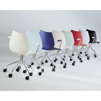 silla Maui con ruedas y brazos Kartell
