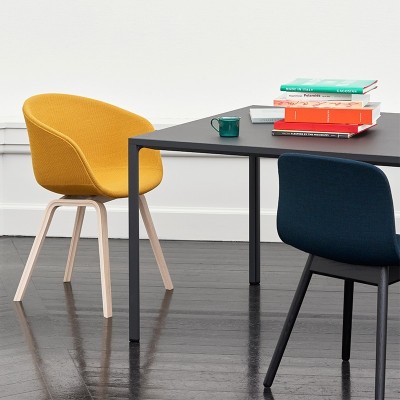 Silla tapizada AAC23 de HAY en Moises Showroom