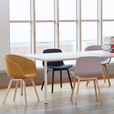 Silla tapizada AAC23 de HAY en Moises Showroom
