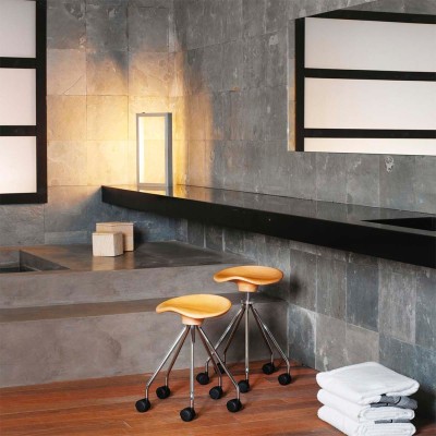 Taburete bajo con ruedas Jamaica de BD Barcelona en Moises Showroom Taburete bajo con ruedas Jamaica de BD Barcelona en Moises Showroom