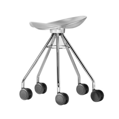 Taburete bajo con ruedas Jamaica de BD Barcelona en Moises Showroom Taburete bajo con ruedas Jamaica de BD Barcelona en Moises Showroom