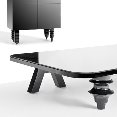 Mesa baja Multileg lacada de BD Barcelona en Moises Showroom Mesa baja Multileg lacada de BD Barcelona en Moises Showroom