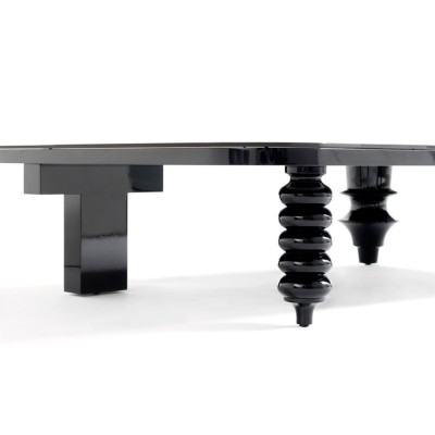 Mesa baja Multileg fresno teñido negro de BD Barcelona en Moises Showroom