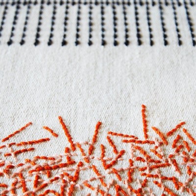 Alfombra Kilim Backstitch Calm color ladrillo de Gan Rugs en Moises Showroom. Alfombra Kilim Backstitch Calm color ladrillo de Gan Rugs en Moises Showroom.