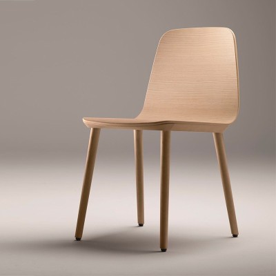 Silla Bisell de madera de la firma Treku en Moises Showroom Silla Bisell de madera de la firma Treku en Moises Showroom