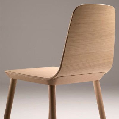 Silla Bisell de madera de la firma Treku en Moises Showroom Silla Bisell de madera de la firma Treku en Moises Showroom