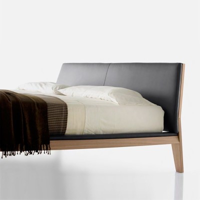 Cama Bel tapizada de treku en Moises Showroom Cama Bel tapizada de treku en Moises Showroom