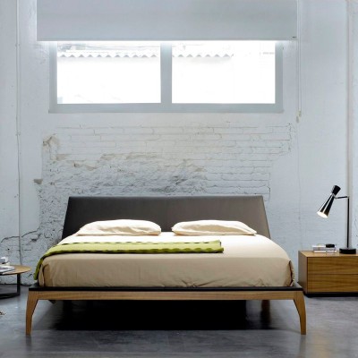 Cama Bel tapizada de treku en Moises Showroom Cama Bel tapizada de treku en Moises Showroom