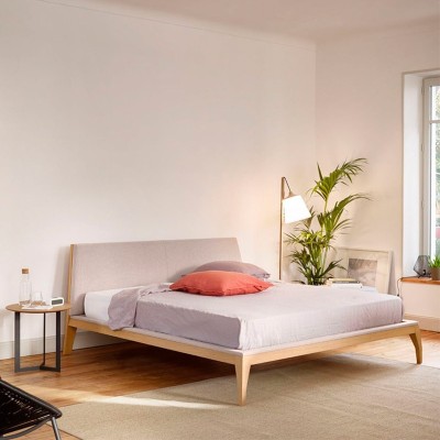 Cama Bel tapizada de treku en Moises Showroom Cama Bel tapizada de treku en Moises Showroom