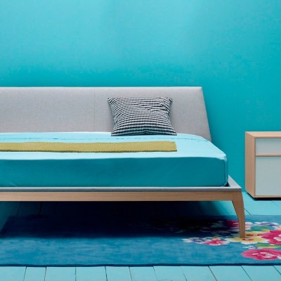 Cama Bel tapizada de treku en Moises Showroom Cama Bel tapizada de treku en Moises Showroom