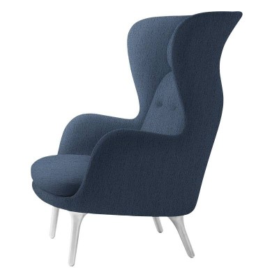 Sillón Ro de Fritz Hansen en tela Christianshavn azul oscuro Sillón Ro de Fritz Hansen en tela Christianshavn azul oscuro