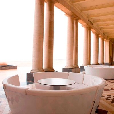 Ambiente con mesa Kosmos low de Extremis color a pedido Ambiente con mesa Kosmos low de Extremis color a pedido