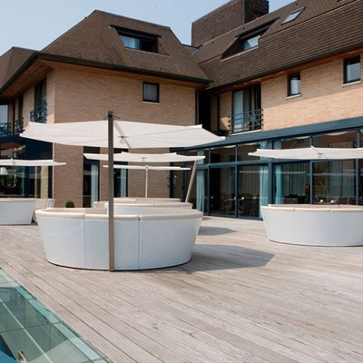 Ambiente con Kosmos con asientos bajos color crema y mesa fija + parasol Inumbrina de Extremis, disponible en Moisés showroom Ambiente con Kosmos con asientos bajos color crema y mesa fija + parasol Inumbrina de Extremis, disponible en Moisés showroom